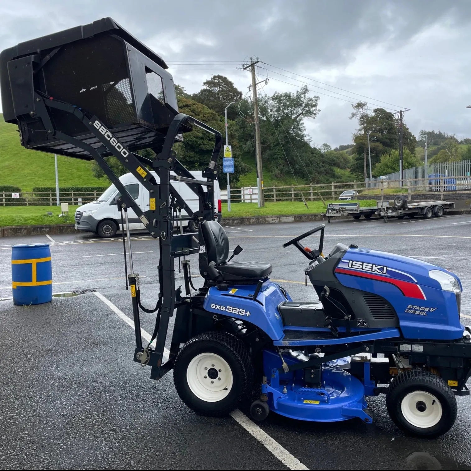 Second Hand ISEKI SXG323 High Tip Lawnmower