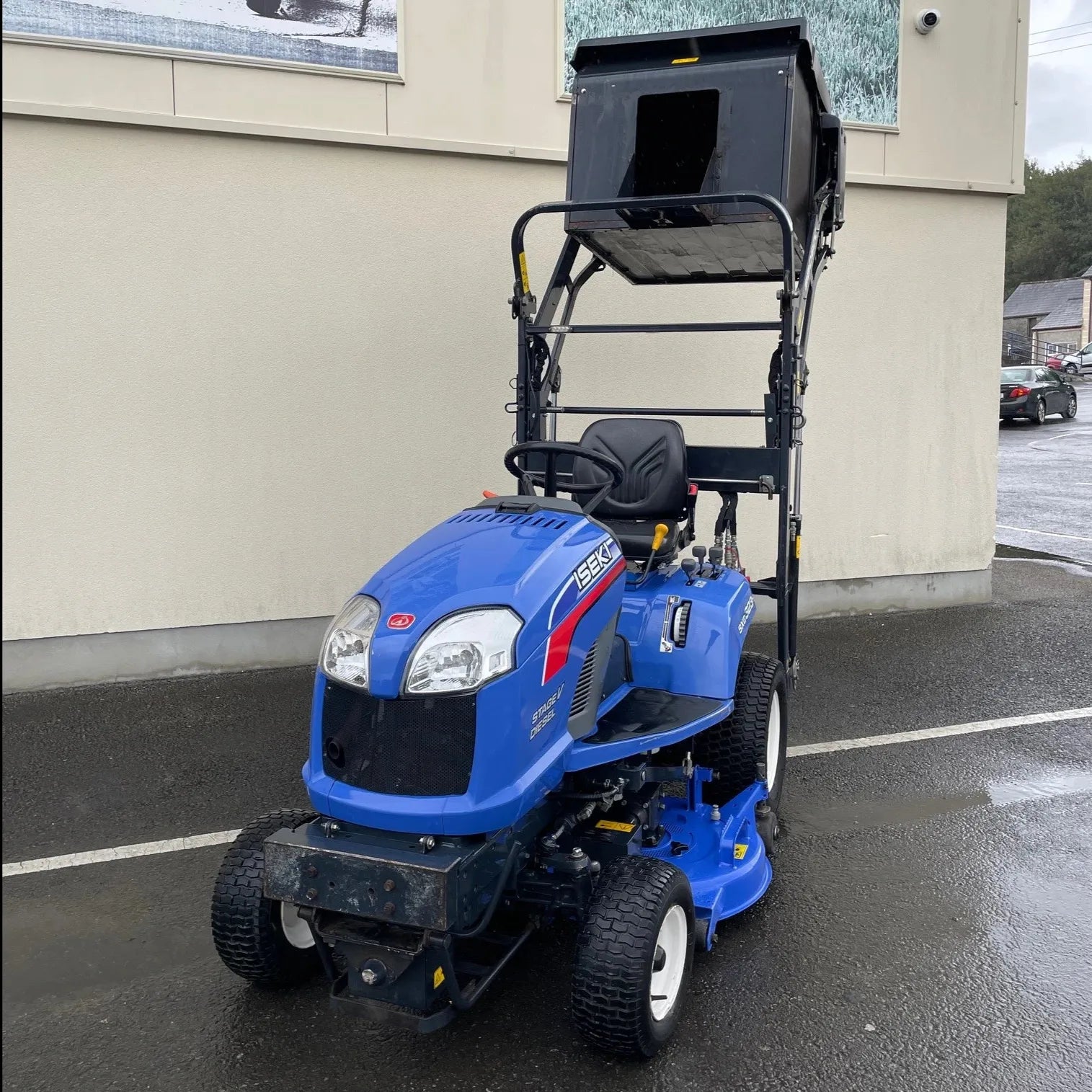Second Hand ISEKI SXG323 High Tip Lawnmower