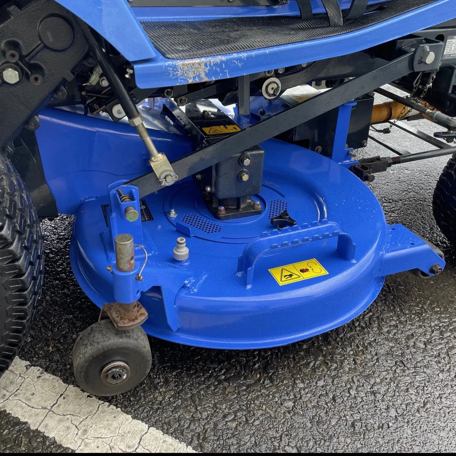 Second Hand ISEKI SXG323 High Tip Lawnmower