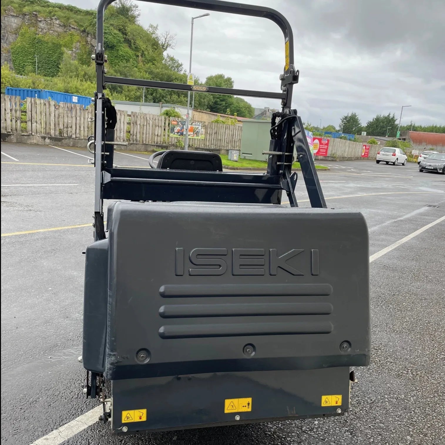 Second Hand ISEKI SXG323 High Tip Lawnmower