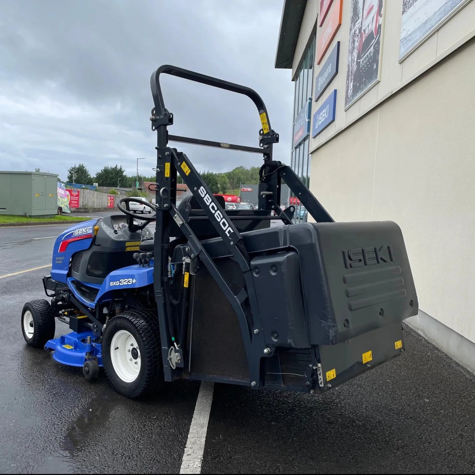 Second Hand ISEKI SXG323 High Tip Lawnmower