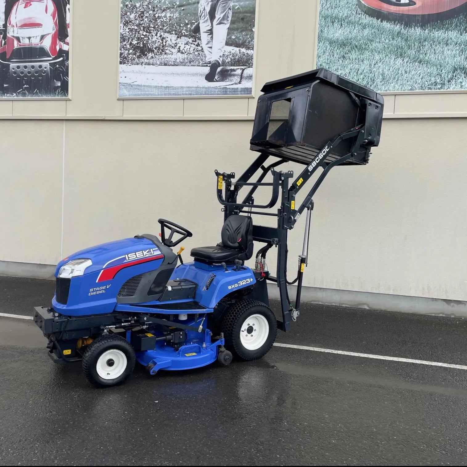 Second Hand ISEKI SXG323 High Tip Lawnmower