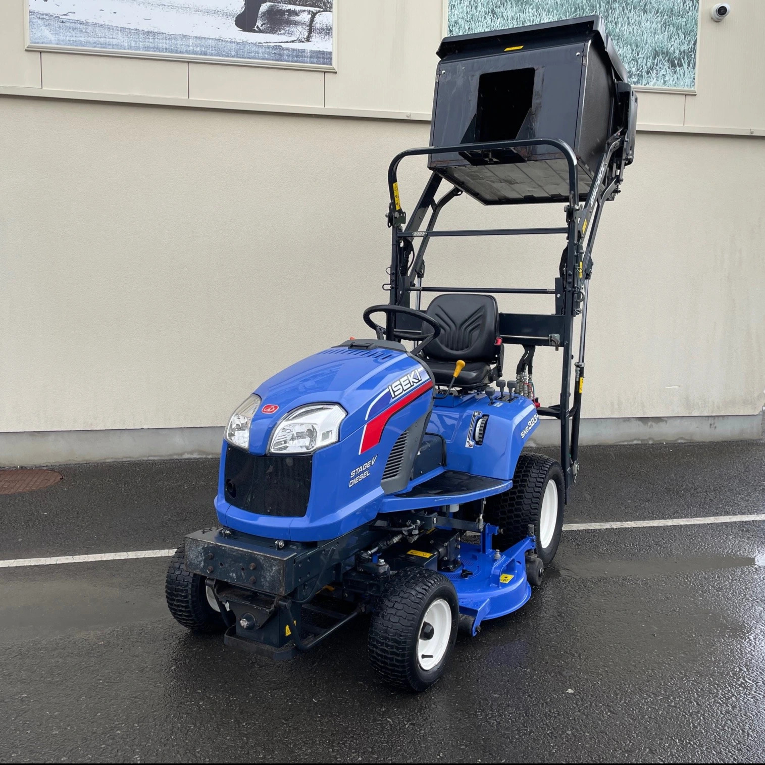 Second Hand ISEKI SXG323 High Tip Lawnmower